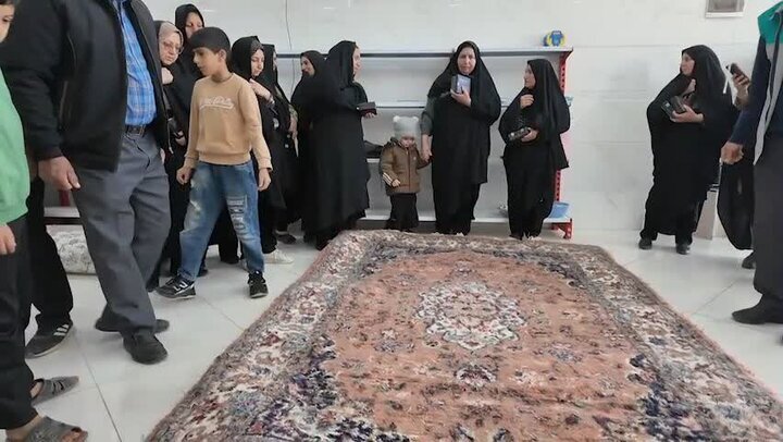 هنر دست اهالی روستای گرگین آباد در گرههای قالی سفیر دلهای عاشق شد