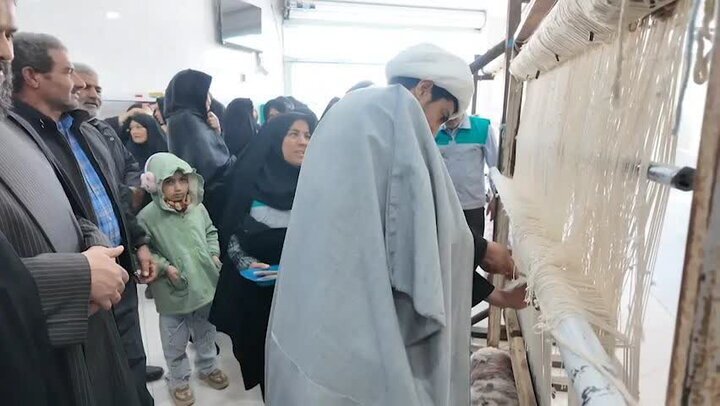 هنر دست اهالی روستای گرگین آباد در گرههای قالی سفیر دلهای عاشق شد