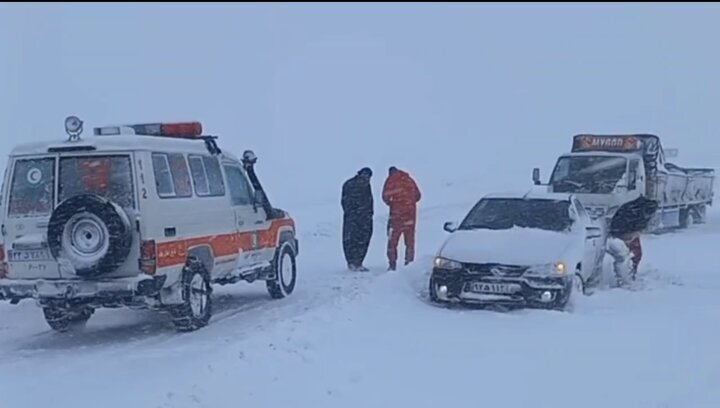 ۱۲۰ مسافر گرفتار در برف و کولاک در گردنه مائین بلاغ امدادرسانی شدند