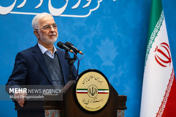 مومنی: استانداران محور اصلی اجرای برنامه‌های اقتصادی و عمرانی دارند
