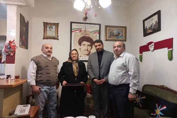 دیدار و تکریم خانواده شهید اقلیت روبرت لازار با حضور شهردار منطقه ۱۱