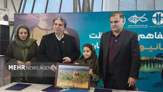 نماد زیستی اصفهان روی پیراهن سپاهان؛تفاهمنامه حفاظت از آفانیوس امضا شد