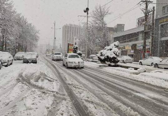 بارش برف و باران در محورهای کهگیلویه و بویراحمد / تردد خودروهای سنگین در محور یاسوج–اقلید ممنوع شد