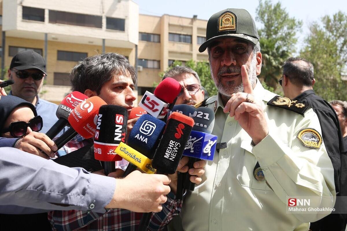 سارقانی که با درخواست دنده عقب از رانندگان تاکسی از حواس پرتی آنها استفاده می‌کردند و گوشی سرقت می‌کردند! / تحویل گوشی مالباختگان توسط سردار محمدیان + فیلم