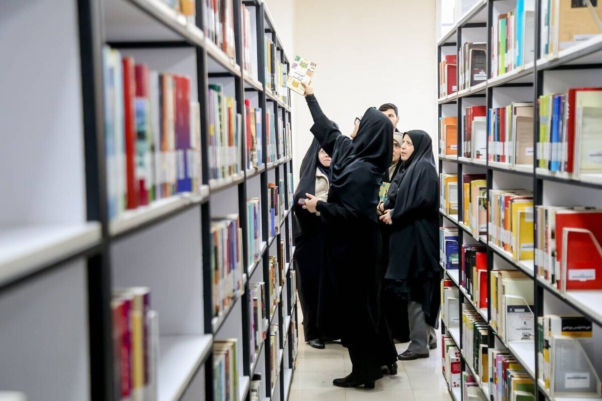 بازدید از کتابخانه‌های مرکزی و آیت‌الله خامنه‌ای قم/ دیدار با خانواده شهید دخانچی