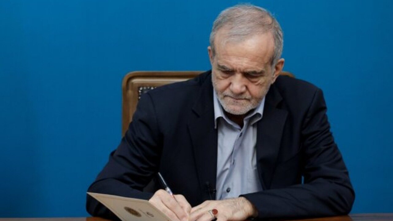 پزشکیان: استاد دینانی عقلانیت و معنویت را به‌درستی به‌هم پیوند زده‌اند