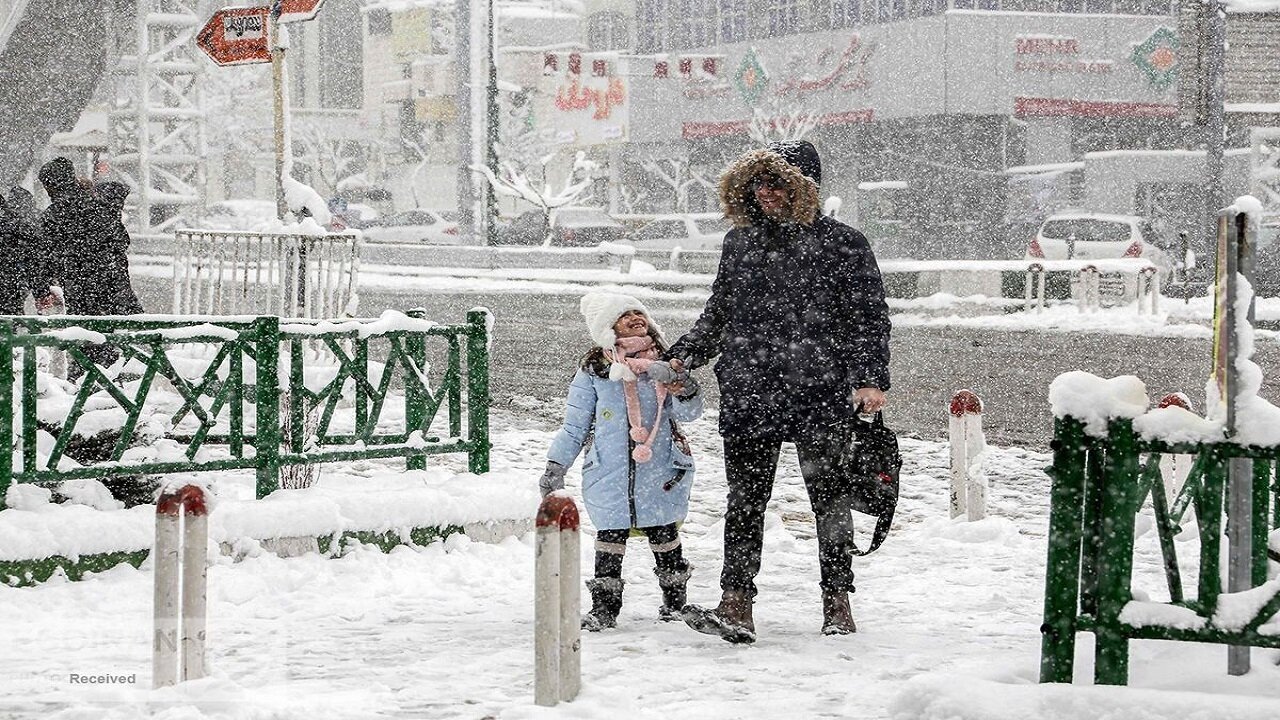 مدارس و دانشگاه ها غیرحضوری و ادارات با یک ساعت تاخیر