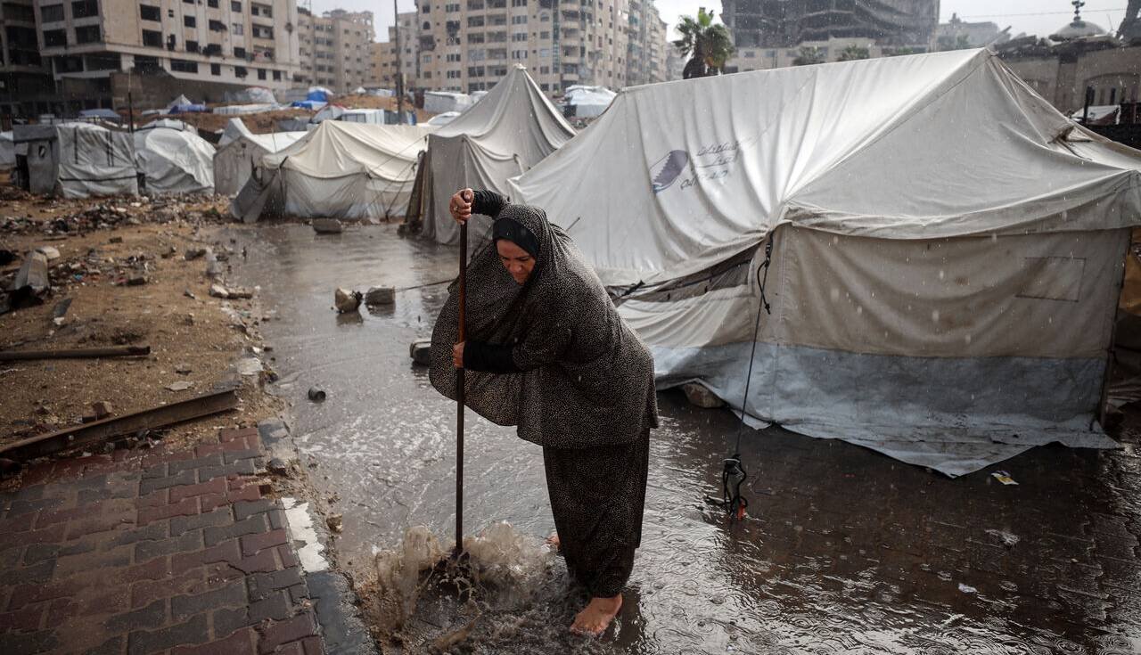 جان باختن ۲ زن و کودک به علت بارندگی و ویرانی زیرساختها در غزه