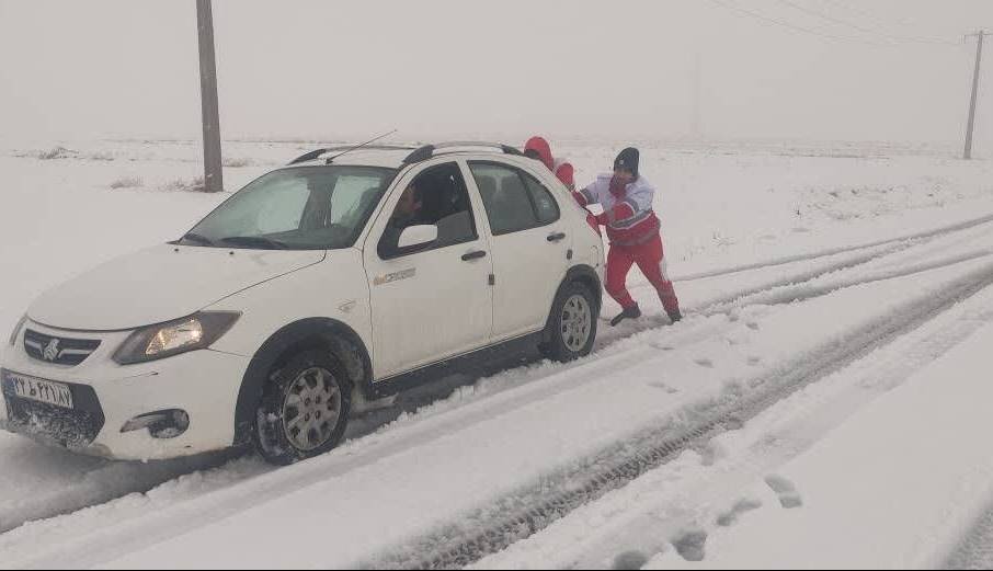 امدادرسانی به ۸۰۰ خودرو در برف؛ ۴ محور ارتباطی مسدود است