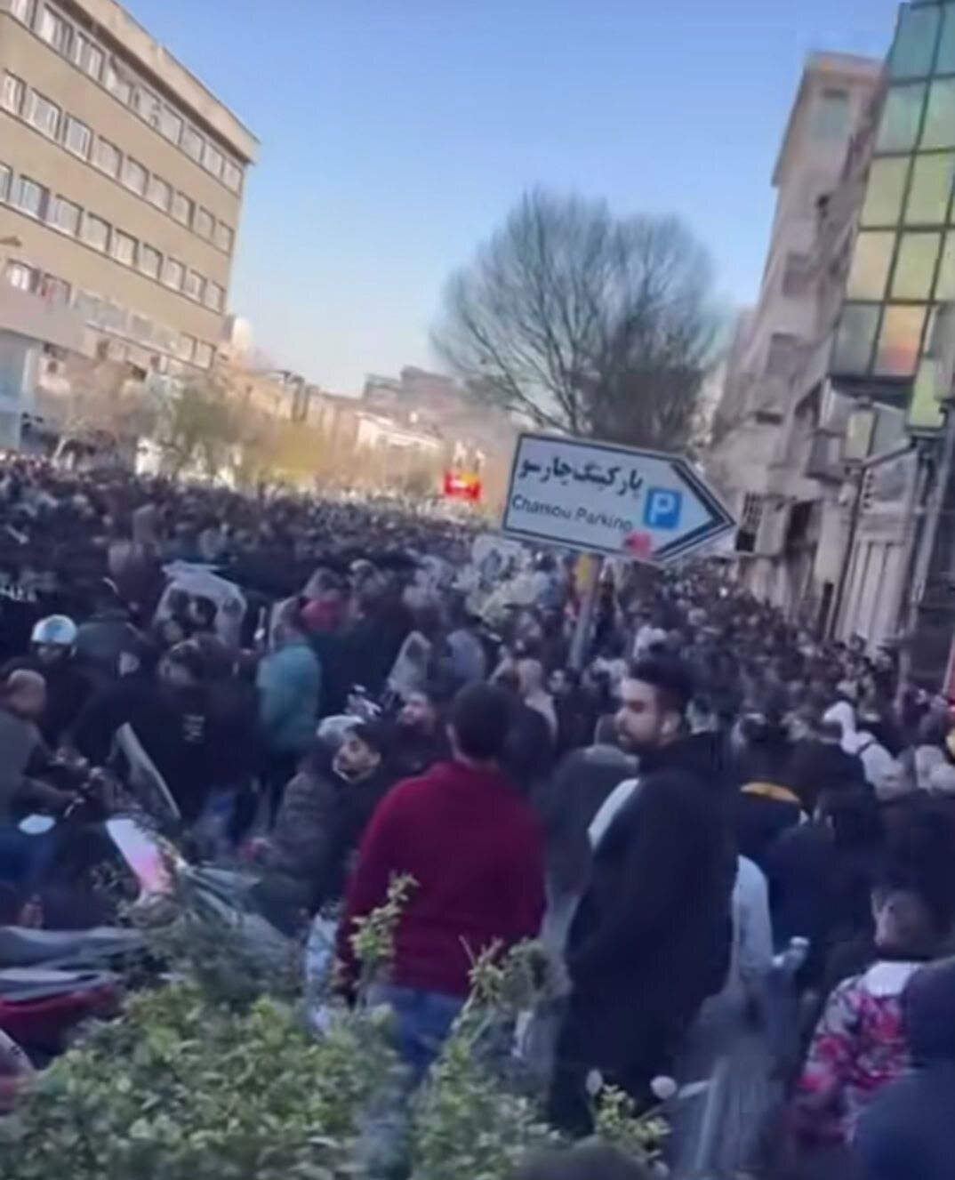 چند تصویر از اعتراض کسبه تهرانی به عدم کنترل قیمت دلار از سوی نهادهای مسئول