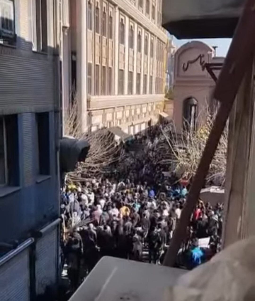 چند تصویر از اعتراض کسبه تهرانی به عدم کنترل قیمت دلار از سوی نهادهای مسئول