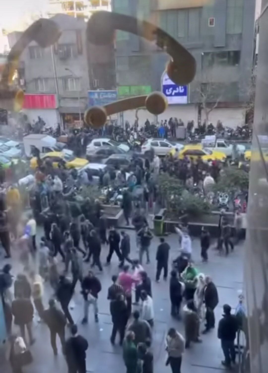 چند تصویر از اعتراض کسبه تهرانی به عدم کنترل قیمت دلار از سوی نهادهای مسئول