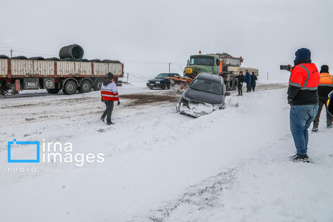 برفروبی و بازگشایی راه ۴۵۱ روستای آذربایجانشرقی/ رهاسازی ۵۶۳ خودرو گرفتار در برف