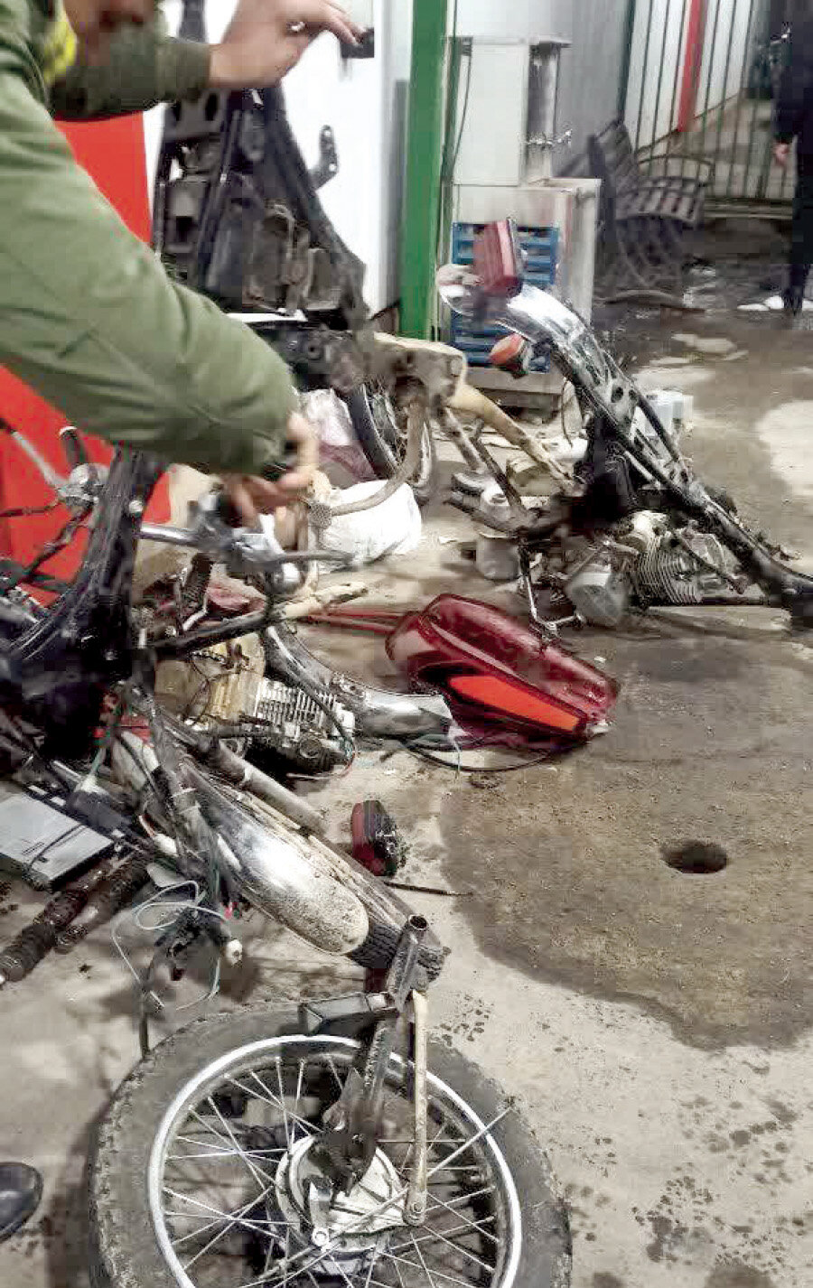 سلاخی موتورسیکلت های سرقتی درطبقه سوم آپارتمان!