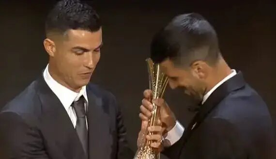 جایزه ویژه رونالدو برای جوکوویچ!