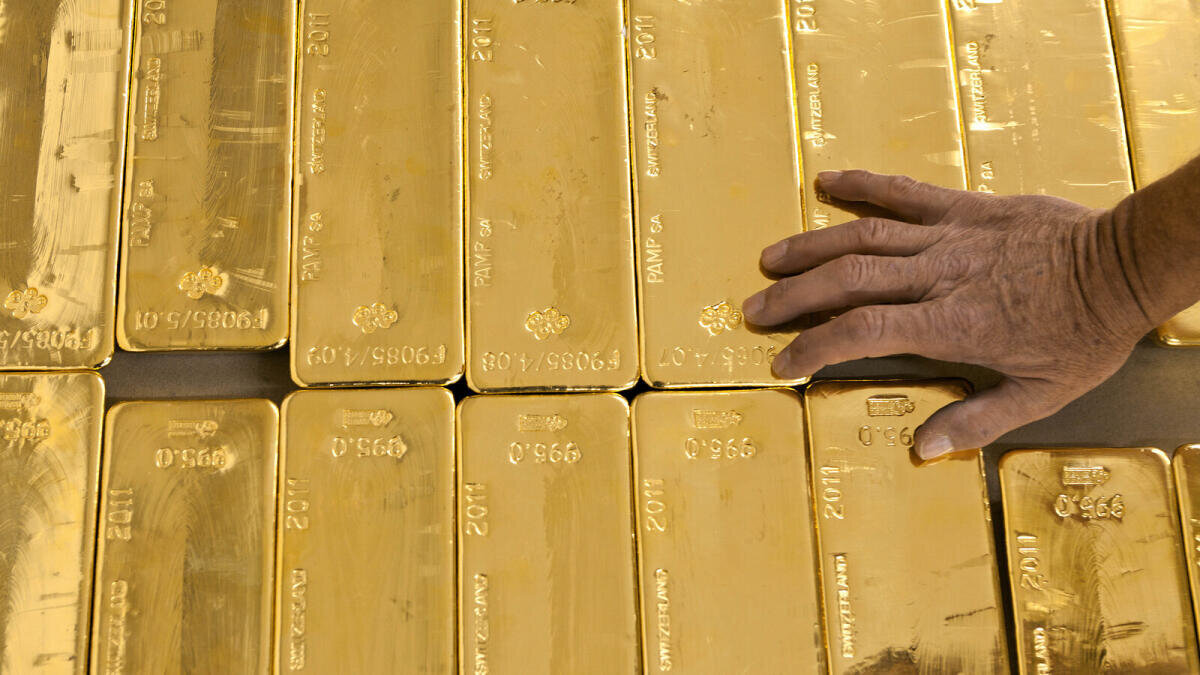 طلای جهانی تحت تاثیر این دو عامل عقب‌نشینی کرد