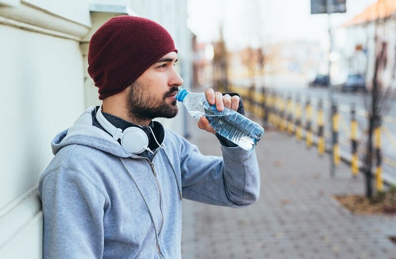 چرا سرما بدن را خشک میکند؟ | راهکارهای کاهش کم آبی بدن در زمستان