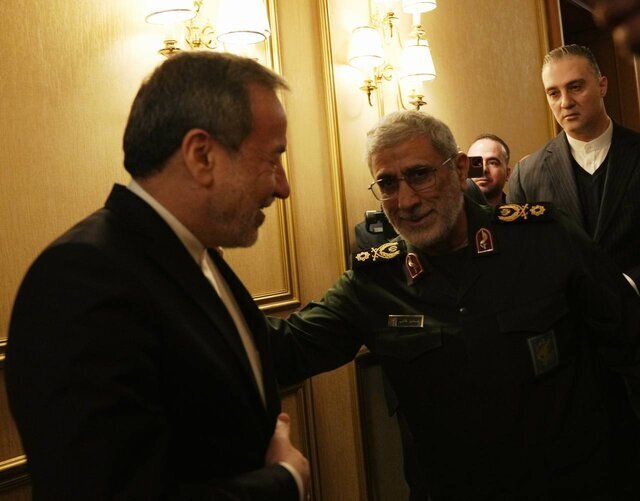 خوش و بش سردار قاآنی با عراقچی در حاشیه یک کنفرانس + عکس