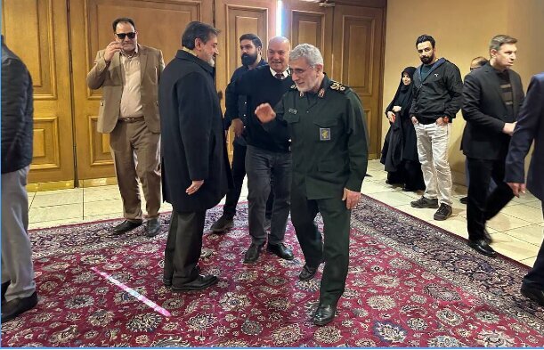 خوش و بش سردار قاآنی با عراقچی در حاشیه یک کنفرانس + عکس