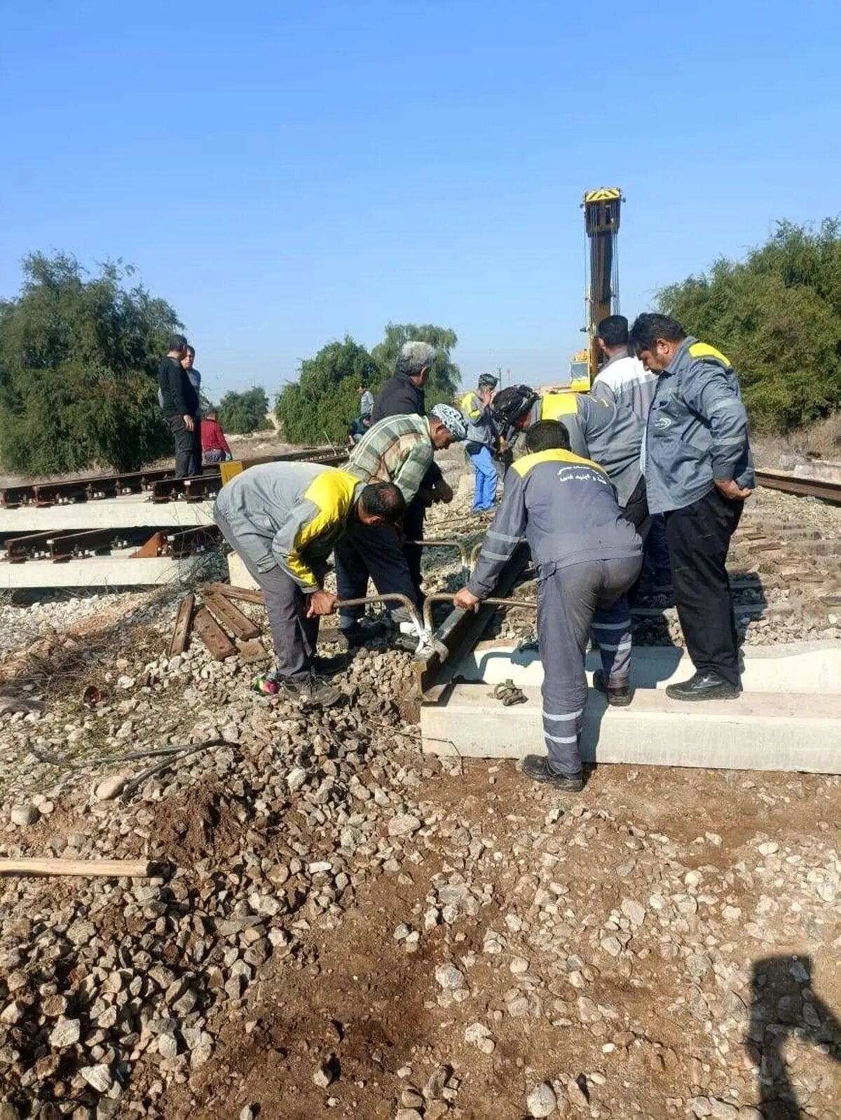 اعتراض کارگران خطوط ابنیه فنی راه آهن لرستان ادامه دارد