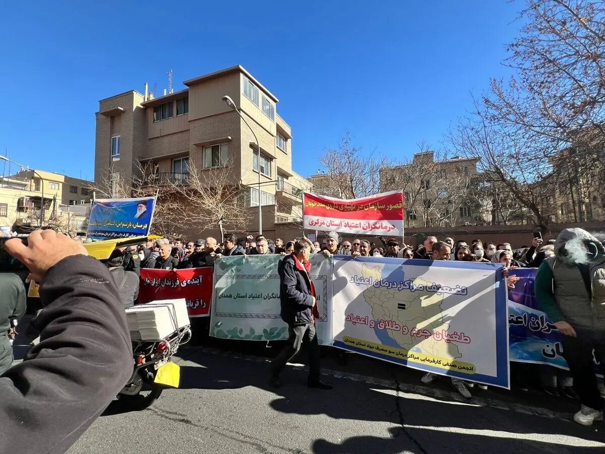 تجمع درمانگران اعتیاد مقابل سازمان غذا و دارو + فیلم