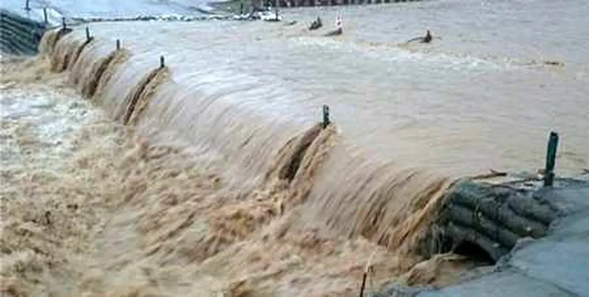 جاده دلگان به زهکلوت در پی وقوع سیلاب مسدود شد