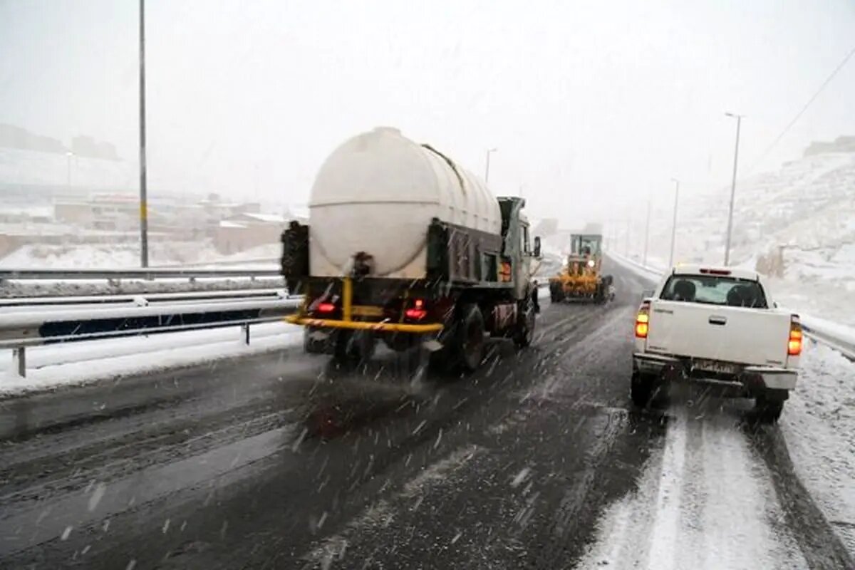 فعالیت شبانهروزی نیروهای خدماتشهری تبریز برای مدیریت بارشهای زمستانی