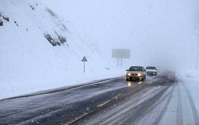 انسداد برخی محورهای اصلی کردستان به دلیل بارش برف و کولاک