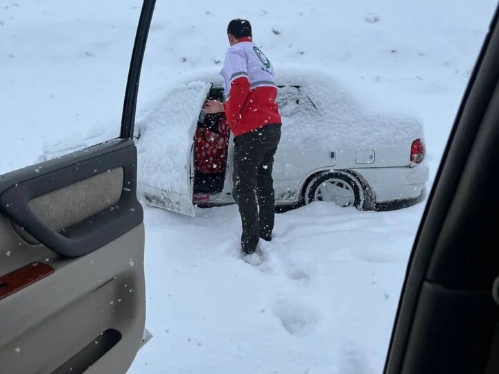 نجاتگران هلال احمر زنجان به ۲۰۷نفرمتاثر ازبرف و کولاک امدادرسانی کردند