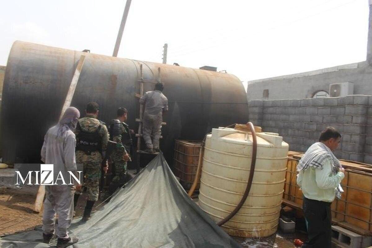 کشف محل دپو هزاران لیتر سوخت قاچاق در بندر چیروئیه استان هرمزگان