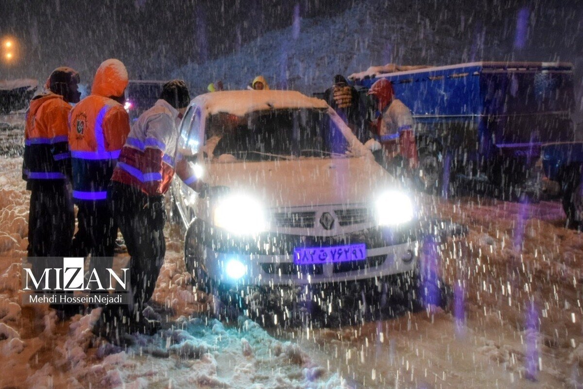 امدادرسانی هلال احمر به خودروهای گرفتار در برف و کولاک در محورهای مواصلاتی کشور