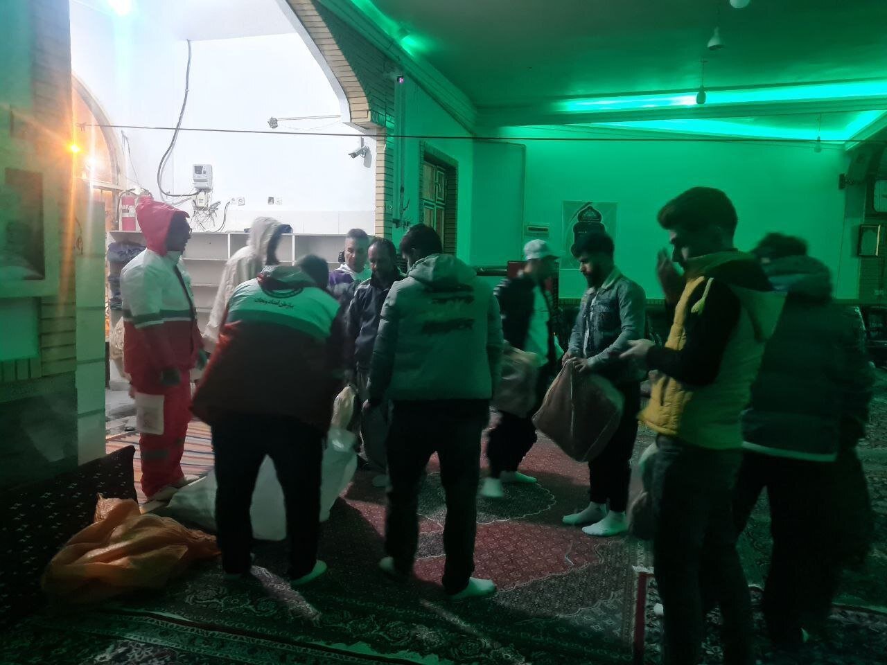 امدادرسانی هلال احمر به خودروهای گرفتار در برف و کولاک در محورهای مواصلاتی کشور