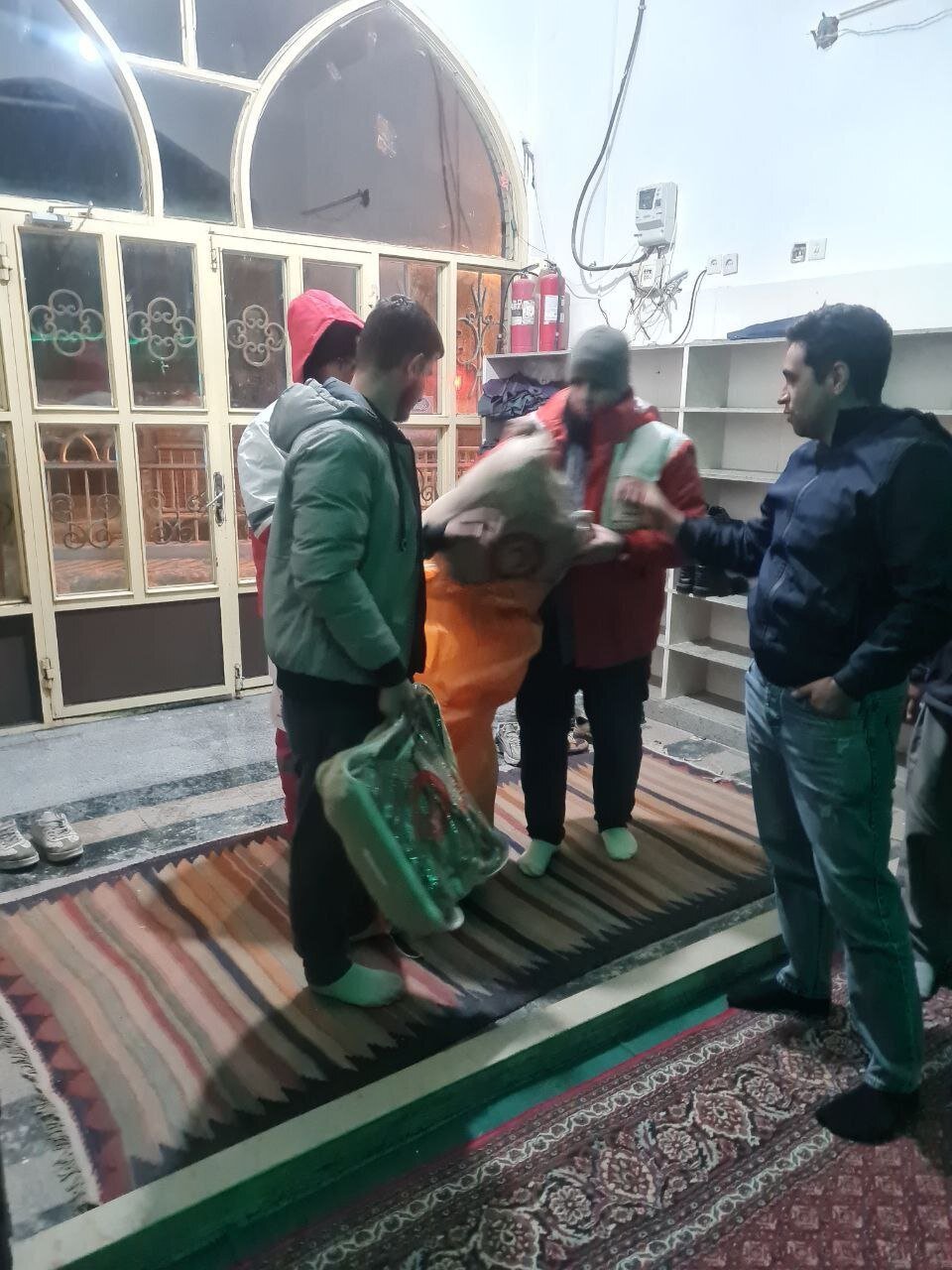 امدادرسانی هلال احمر به خودروهای گرفتار در برف و کولاک در محورهای مواصلاتی کشور