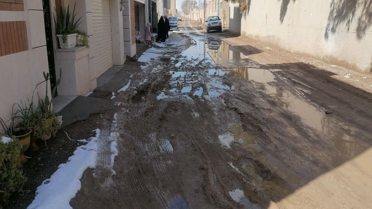 معابر گل آلود دانش آموزان آبادانی را به دردسر انداخت + فیلم