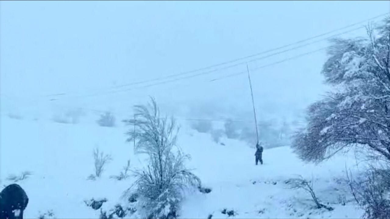 شکستگی ۶۰ تیر برق به علت بارش سنگین برف در سقز