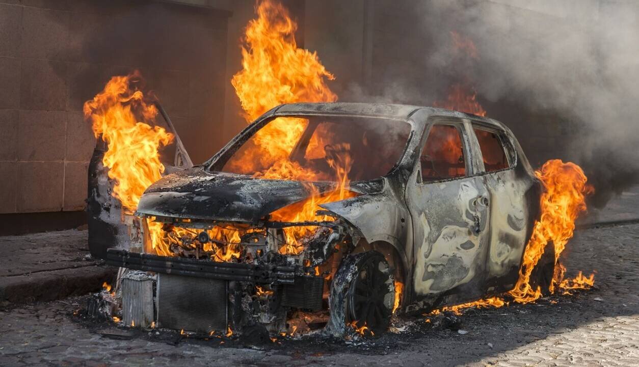 حاوی تصاویر دلخراش؛ کشف جسد شعلهور یک جوان در خودرو پژو