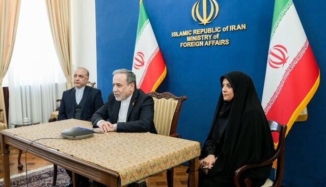 گفتگوی تلفنی عراقچی با کارکنان سفارت ایران در ونزوئلا 