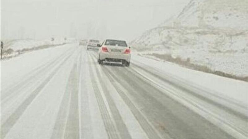 انسداد مقطعی چند محور مواصلاتی زنجان به علت بارش‌ برف در بامداد سه شنبه