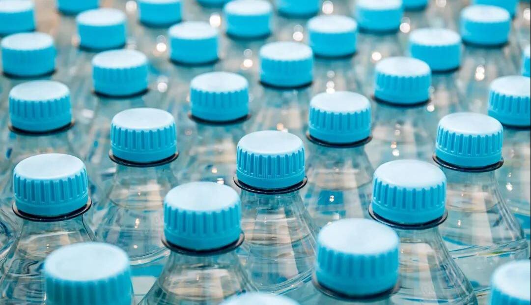 یافته نگران‌کننده: نوشیدن روزانه آب معدنی ده‌ها هزار ذره میکروپلاستیک وارد بدن می‌کند