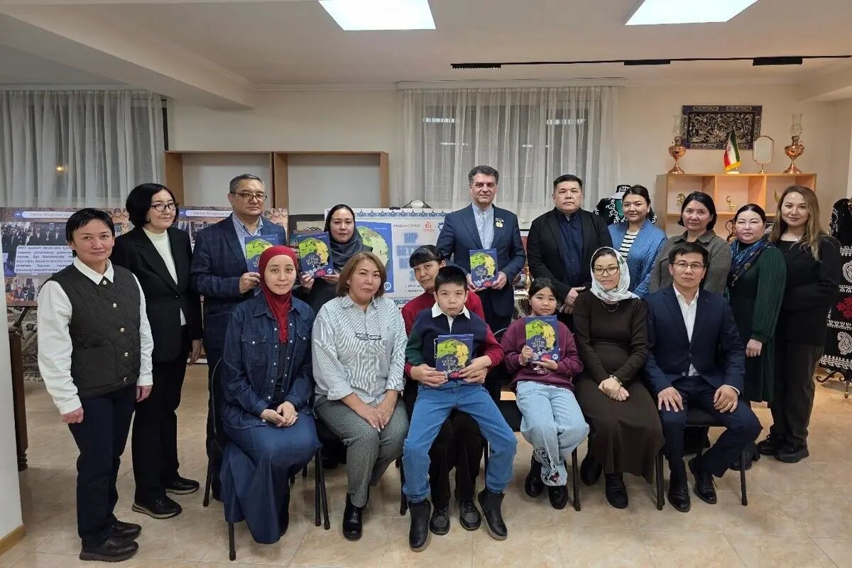 ترجمه قزاقی جلد دوم «کتاب یک صفحه‌ای» در آلماتی رونمایی شد