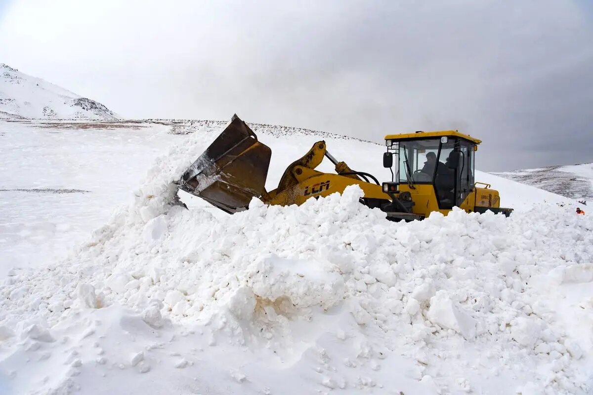 امدادرسانی به ۷۸۰ خودرو گرفتار در برف در محورهای مواصلاتی آذربایجان‌غربی/تردد در محورهای مواصلاتی استان فقط با زنجیر چرخ امکان پذیر است