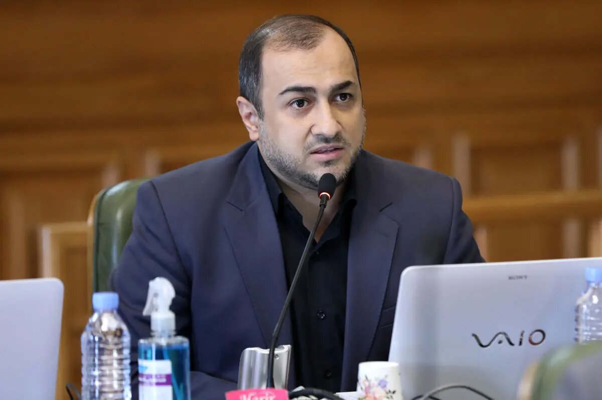 نصب دکل‌های برق جدید در کنار تیرهای قدیمی، زیبایی بصری بزرگراه‌ها را تخریب می‌کند