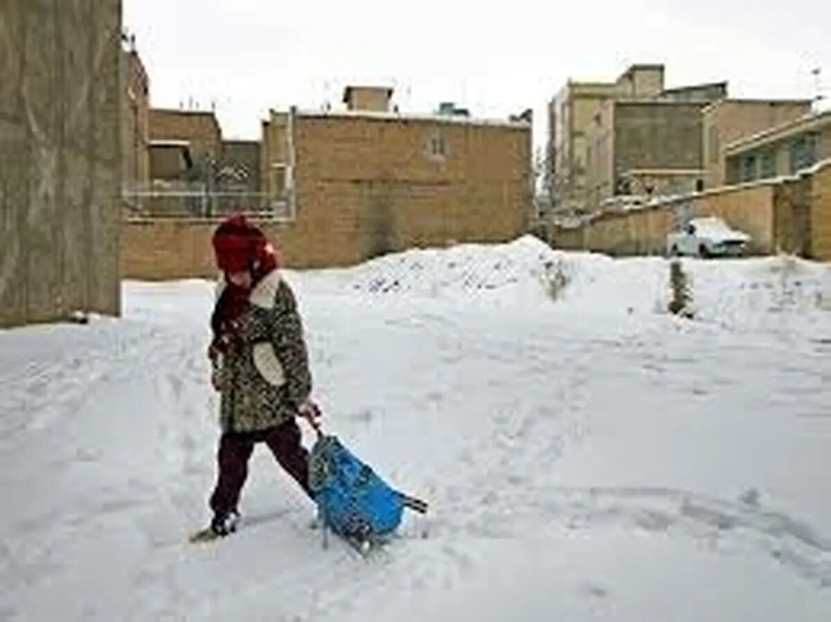 بارش برف مدارس مناطق روستایی بروجرد را تعطیل کرد