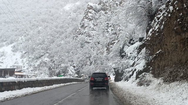 بارش برف در محورهای کوهستانی مازندران/احتمال محدودیت ترافیکی در محورهای شمال