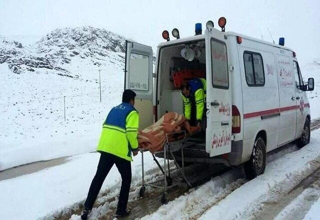 نجات مادر باردار گرفتار در برف و کولاک محور دیواندره ـ سقز