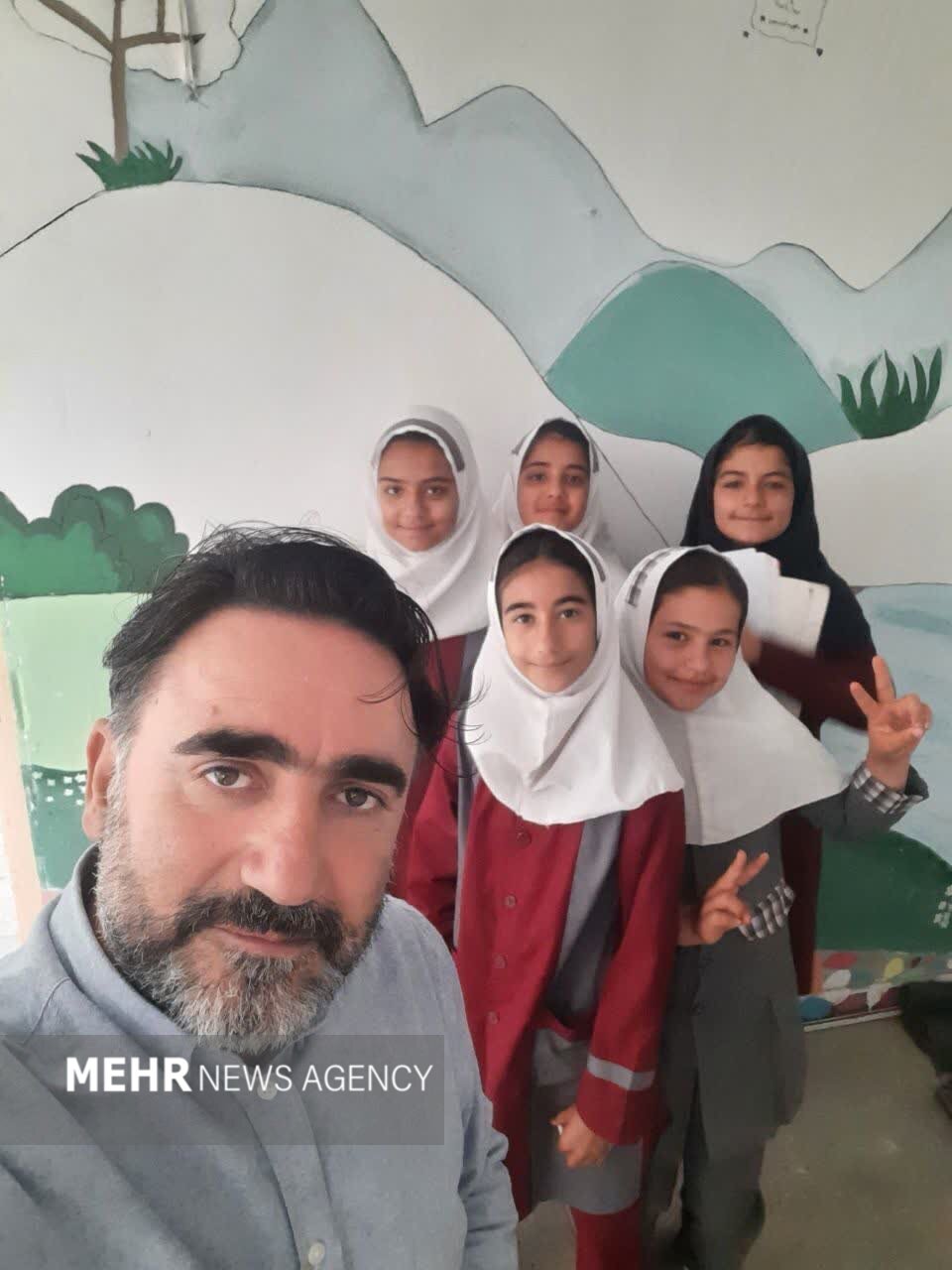 سفر روزانه ۳۰۰ کیلومتریِ یک معلم!