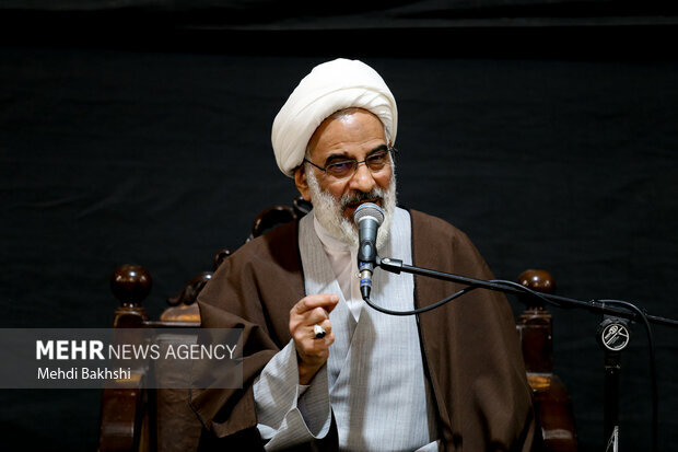 حاجی صادقی: همه دنیا و آزادگان باید قدردان مردم انقلابی ایران باشند