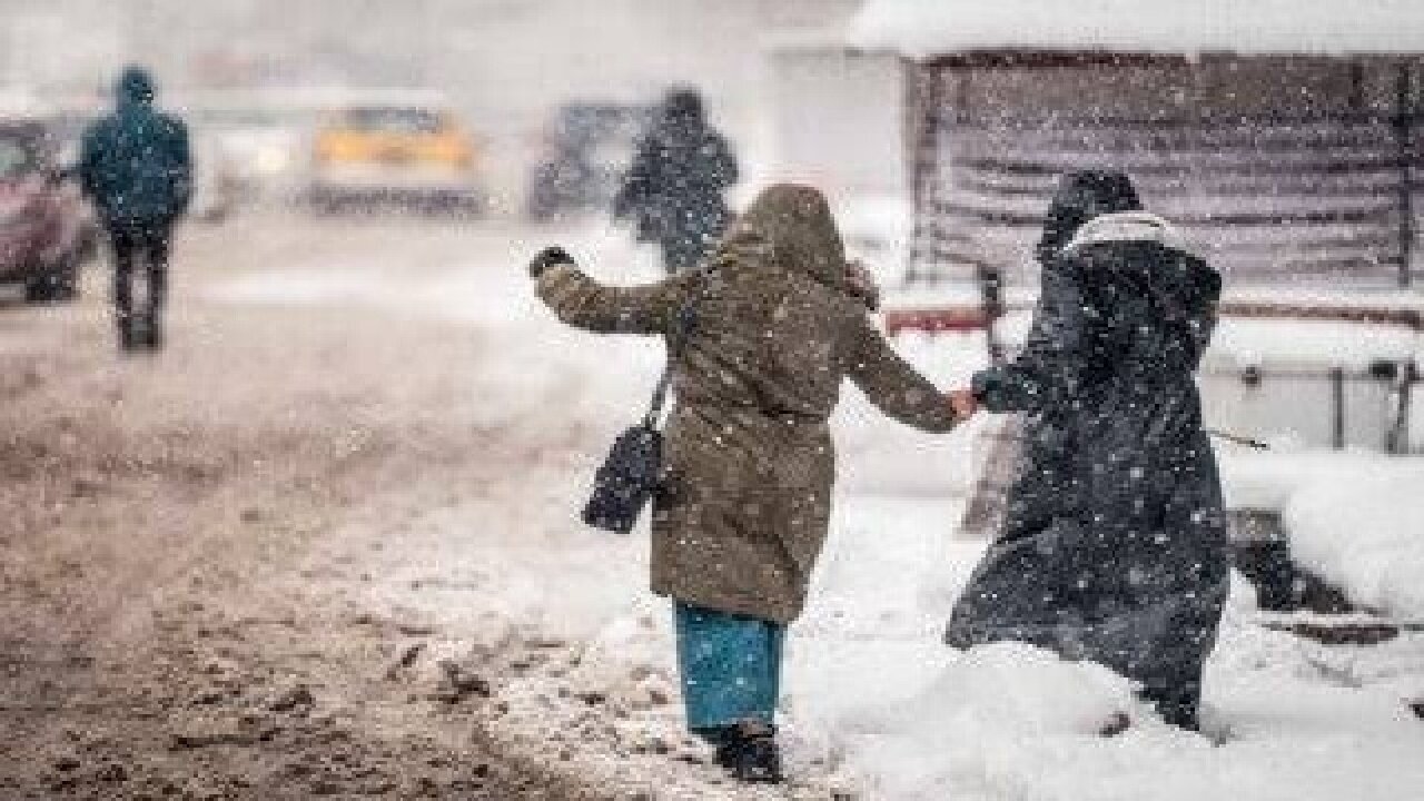 صبحی سپید و تماشایی در ازنا؛ بارش برف چهره شهر را زمستانی کرد + فیلم