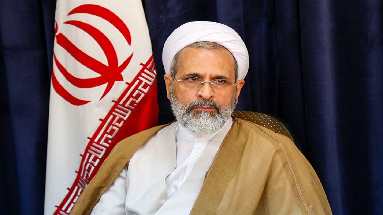 حوزه و دانشگاه مکتب ساز هنر متعالی باشند