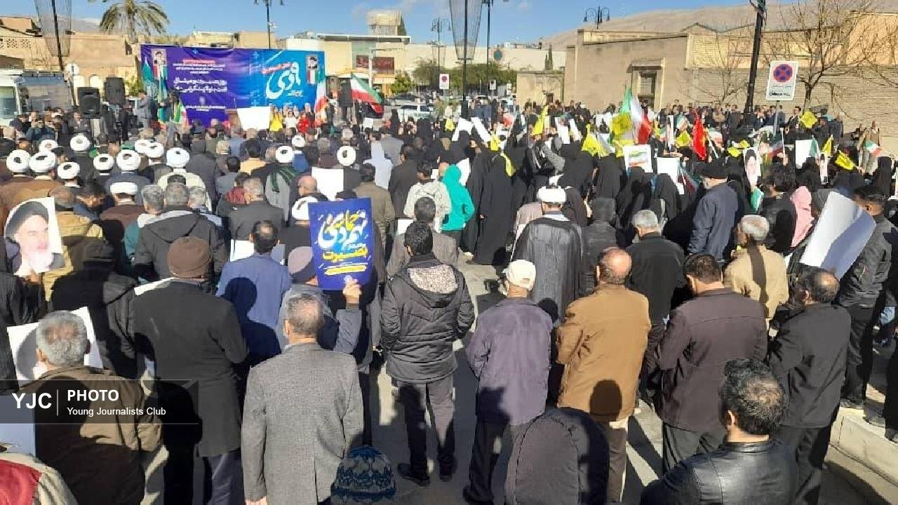 زنجیره وحدت در تجمع ۹ دی در استان فارس + فیلم و تصاویر